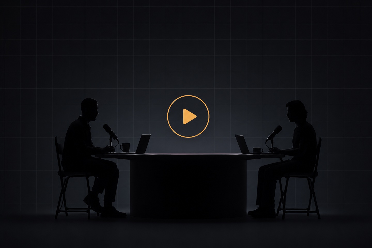 Estudio de grabación: dos personas conversando frente a frente